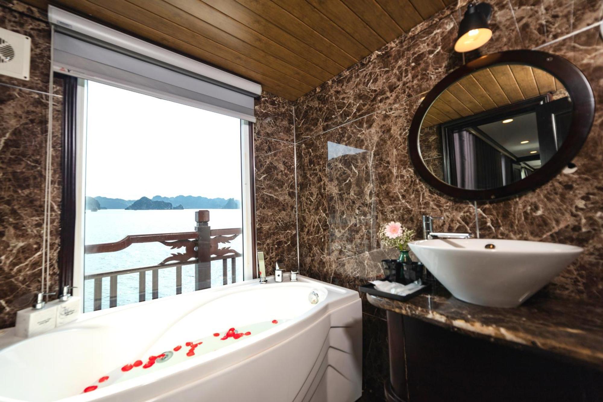 Amanda Cruise On Ha Long Bay Hotel Buitenkant foto
